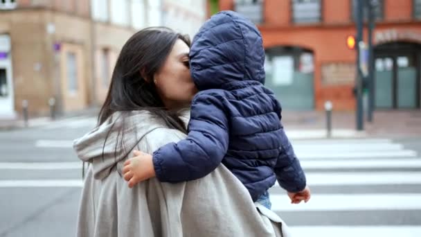 Mother Holding Baby Toddler Waiting Cross Street — Stockvideo