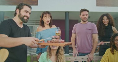 Barbekü şefi arka bahçedeki barbekü partisinde arkadaşlarına ve ailene et getirip servis ediyor. Mutlu insanlar hayatı kutluyor.