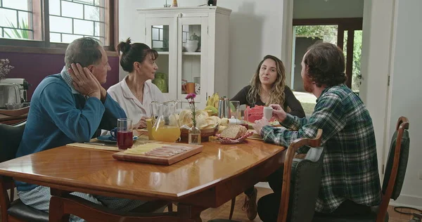 Familia Desayunando Juntos Hablando Pareja Casada Mediana Edad Conversación Hijo — Foto de Stock