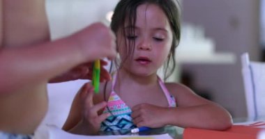 Kağıt ve makasla el işi yapan çocuklar. Makasla kağıt kesen çocuk