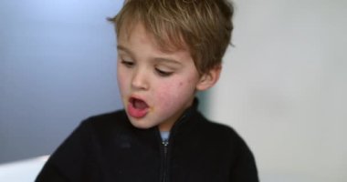 Çocuk tek başına oynuyor, şakacı çocuk, suratını buruşturan genç çocuk.