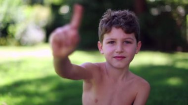 Teklifi reddeden, parmağını sallamayan bir çocuk. Genç çocuk. Elinle negatif jest yap.