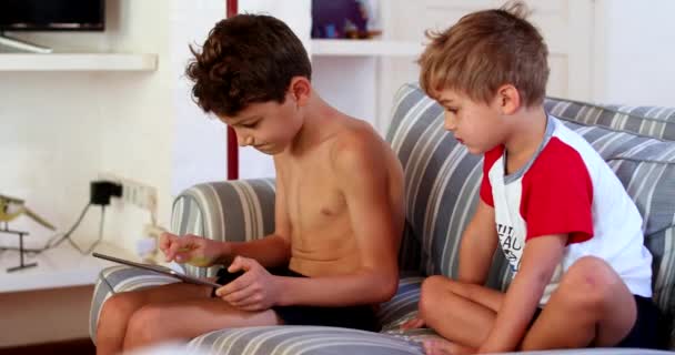 Dzieci Rano Pomocą Tabletu Domu Sofa — Wideo stockowe