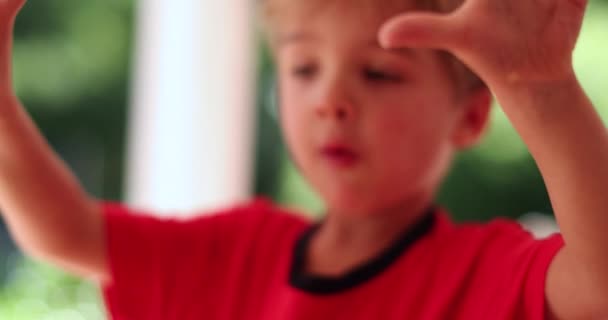 Симпатична Дитина Показує Руки Які Хочуть Наклеїти Чарівна Дитина Закликає — стокове відео