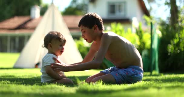 Authentiek Familiemoment Twee Broers Samen Buiten Tuin Oudere Broer Zorg — Stockvideo