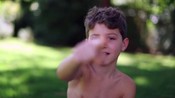 Bambino Che Scuote Dito All Aperto Ragazzo Che Dice Gesto — Video Stock