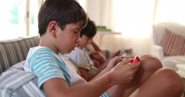 Děti Hrají Videohry Doma Gauči Děti Dívají Obrazovku Pomocí Herních — Stock video