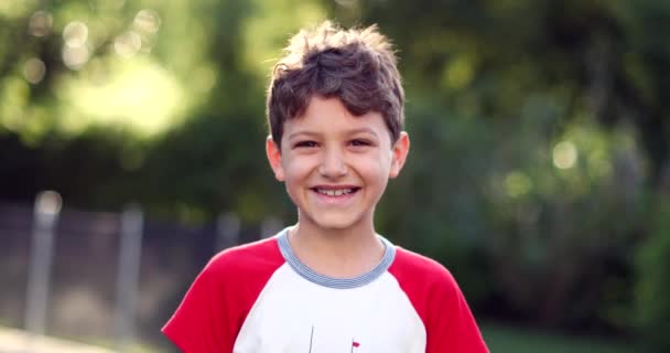 Gelukkige Jongen Lachend Zwaaiend Naar Camera Vreugdevolle Jongen Gezicht Uitdrukking — Stockvideo