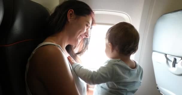 Matka Trzyma Dziecko Samolocie Rodzic Niemowlęciem Podróżujący Samolotem Komercyjnym — Wideo stockowe