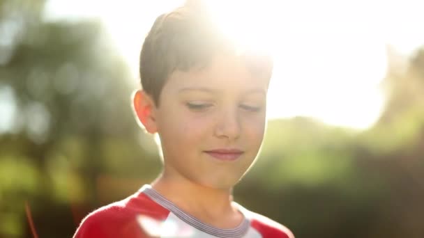 Portret Młodego Chłopca Otwierającego Oczy Patrząc Kamerę Świetle Słonecznym Zewnątrz — Wideo stockowe