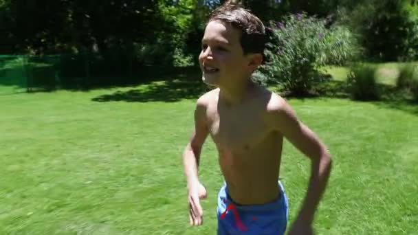 Niño Corriendo Corriendo Corriendo Saltando Agua Piscina Cámara Lenta 120Fps — Vídeo de stock