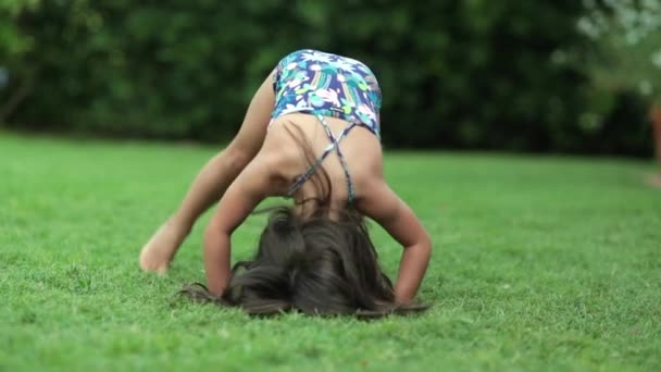 Little Girl Doing Acrobatics Cartwheel Backyard Child Exercising — Stockvideo
