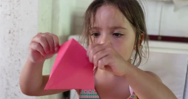 Дитяча Дівчинка Створює Художній Проект — стокове відео