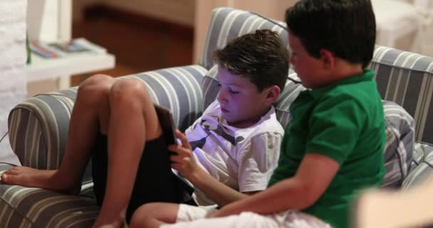 Děti Zírají Obrazovku Tabletu Hrají Videohry Brother Observing Sibling Use — Stock video
