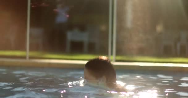 Yüzme Havuzunda Saçını Kırbaçlayan Bir Kadın Her Yere Sıkan Bir — Stok video