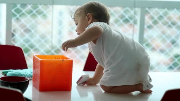 Lindo Bebé Explorando Casa Tocar Objeto Sentado Mesa — Vídeos de Stock