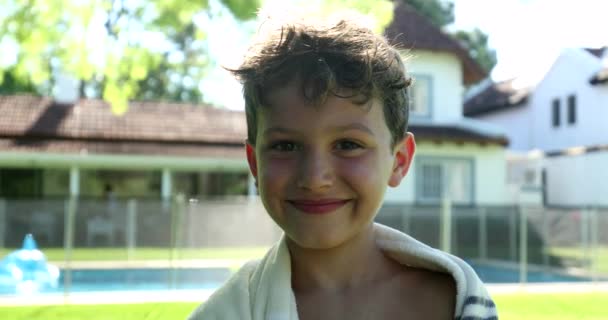 Schönes Kinderporträt Lächelt Nach Dem Schwimmbad Die Kamera — Stockvideo