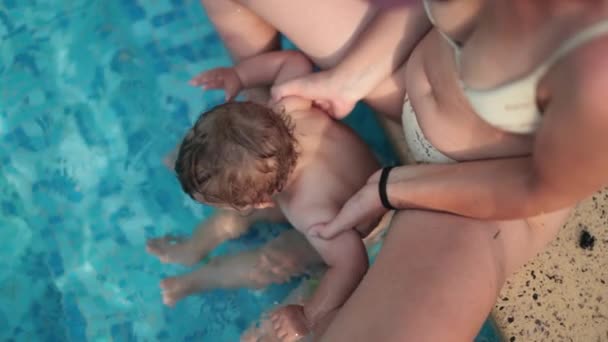 Mom Baby Swimming Pool Water Summer Holidays Outdoors — Vídeo de Stock