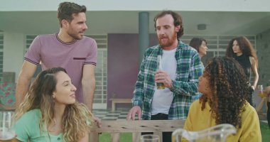 Arkadaşlar barbeküde yer ve içer. Barbekü yapar. Kutlama yapan mutlu insanlar. Yaz bahçesi eğlencesi ve tatil konsepti.