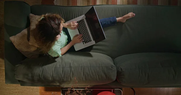 Młoda Kobieta Używająca Laptopa Kanapie Góry Kąt Tysiąclecia Dziewczyna Przeglądająca — Zdjęcie stockowe