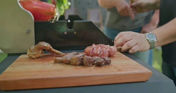 Closeup Meat Cutting Board Chef Preparing Barbecue Grill Backyard Party — Φωτογραφία Αρχείου