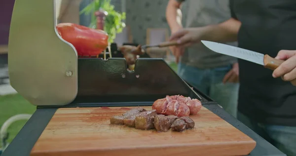 Closeup Meat Cutting Board Chef Preparing Barbecue Grill Backyard Party — Φωτογραφία Αρχείου