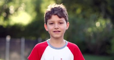 Üzgün çocuk ifadesi ciddileşiyor. Duygularını değiştiren bir çocuğun portresi kızgın ve üzgün olur.