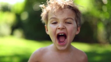 Yavaş çekimde 120fps diye bağıran tatlı bir bebek. Dışarıda sevimli bir bebek bağırıyor.