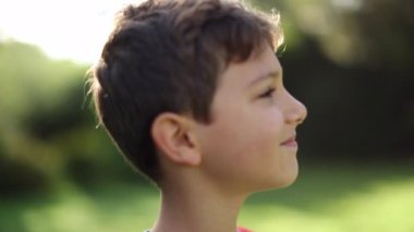 Mutlu düşünceli çocuk doğanın içinde yürüyor.