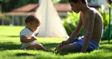 Büyük kardeş, küçük bebekle evin bahçesinde karşılaşmış.