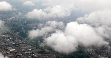 Yolcu POV uçak penceresi bulutları geçiyor