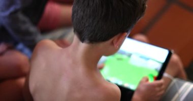 Video oyunu oynayan çocuk boynunun arkası