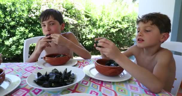 Děti Jedí Mořské Mušle Během Oběda Nenucené Děti Obědového Stolu — Stock video