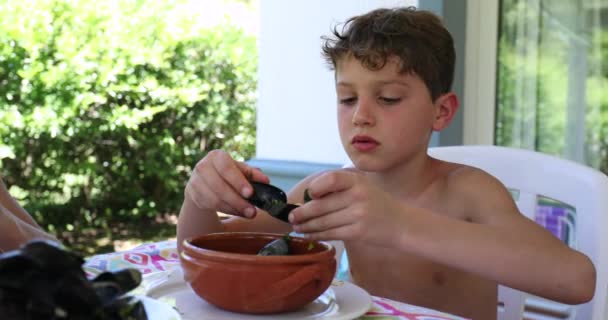 Bambino Che Mangia Frutti Mare Cozze Sulla Ciotola Giovane Ragazzo — Video Stock