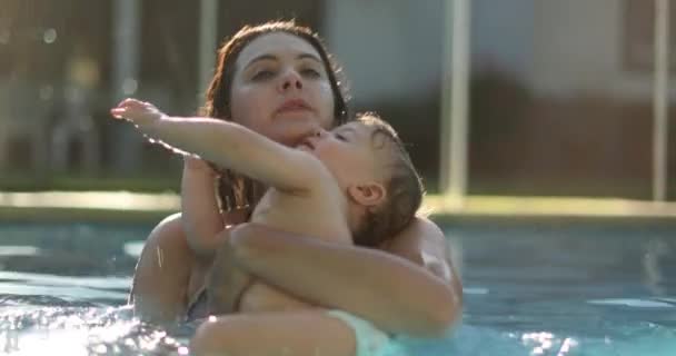 Baby Trekt Aan Moeder Haar Bij Het Zwembad Echt Leven — Stockvideo