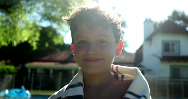 Kinderporträt Lächelt Nach Schwimmbad Handtuch Gehüllt Die Kamera Sonnenlicht — Stockvideo