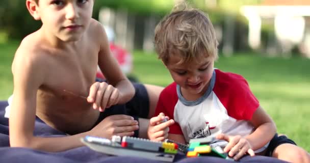 Szczere Rodzeństwo Braci Bawiące Się Zabawkami Zewnątrz — Wideo stockowe