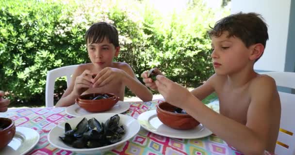 Bambini Mangiano Cozze Mare Durante Pranzo Bambini Occasionali Tavola Pranzo — Video Stock