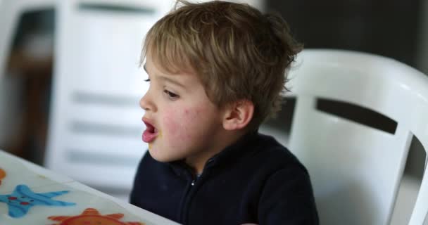 Cute Znudzony Chłopiec Przy Stole Lunchu Gestykulując Ręką — Wideo stockowe