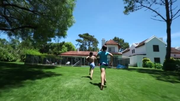 Enfants Courant Dans Jardin Maison Arrière Cour Sautant Éclaboussures Dans — Video