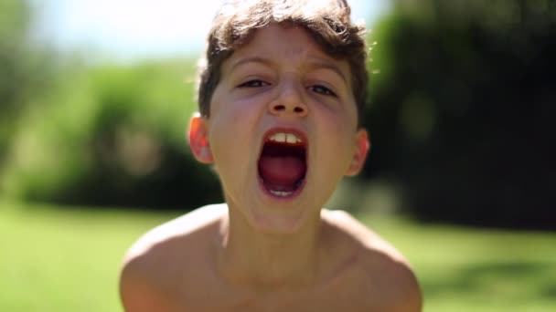 Kızgın Genç Çocuk Kameraya Doğru Bağırıyor — Stok video