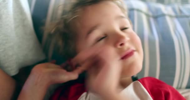 Niño Lindo Niño Cubriendo Orejas Con Las Manos — Vídeos de Stock