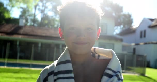 Kind Steht Nach Pool Und Lächelt Die Kamera — Stockvideo