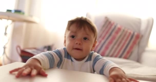 Criança Infantil Aprendendo Ficar Segurando Mesa — Vídeo de Stock