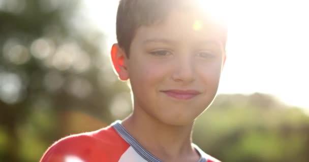 Een Droevig Kind Het Zonlicht Dat Buiten Denkt Contemplatieve Jongen — Stockvideo