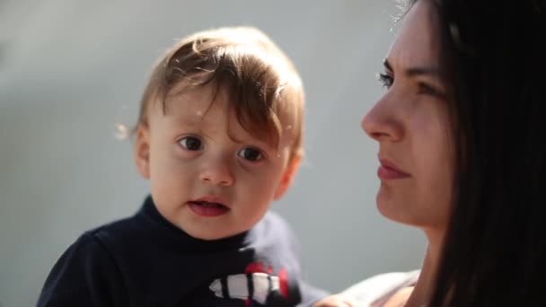 Mère Tenant Bébé Bébé Mignon Maman Embrasser Bambin Joue Extérieur — Video