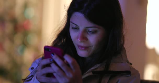 Ärlig Kvinna Som Tittar Mobilskärmen Natten Verklig Person Stirrar Smartphone — Stockvideo