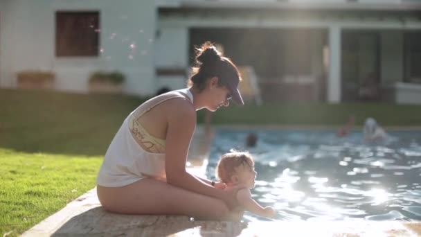Mother Holding Baby Swimming Pool Water Outdoors — Vídeo de Stock
