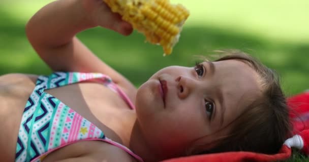 Bonito Menina Criança Comer Saudável Milho Vegetal Fora Piquenique — Vídeo de Stock