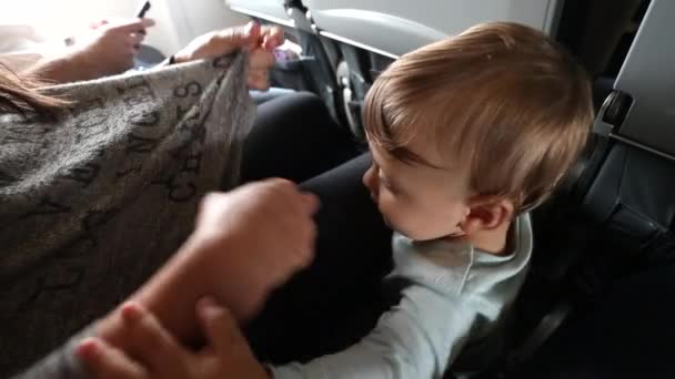 Baby Airplane Mother Playing Peekaboo Infant Son Economy Class — Vídeo de Stock